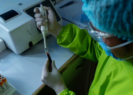 A picture of a medical professional conducting medical research in a lab.