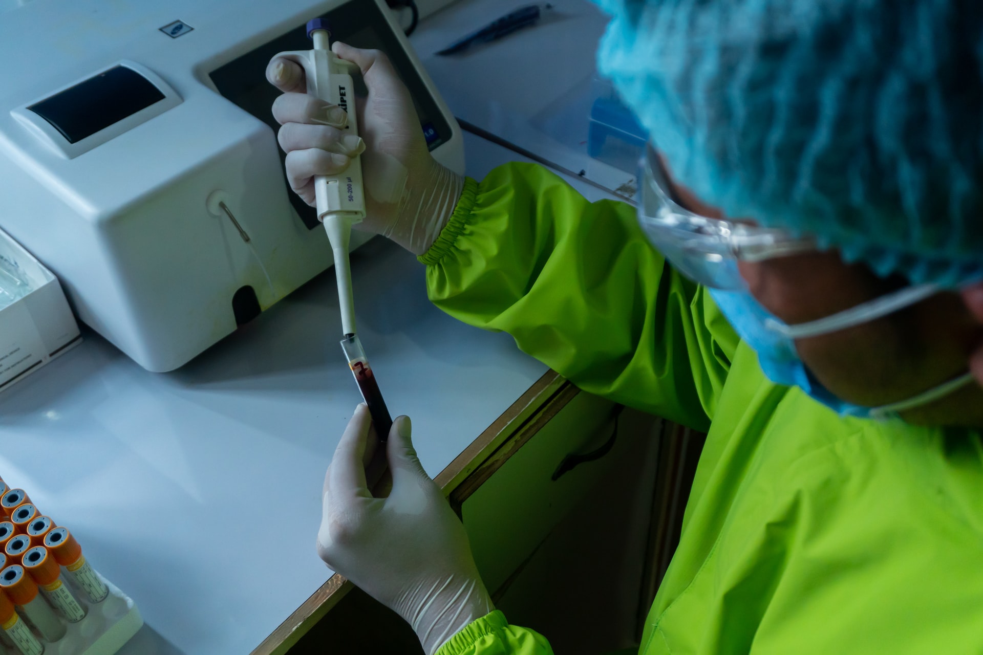 A picture of a medical professional conducting medical research in a lab.